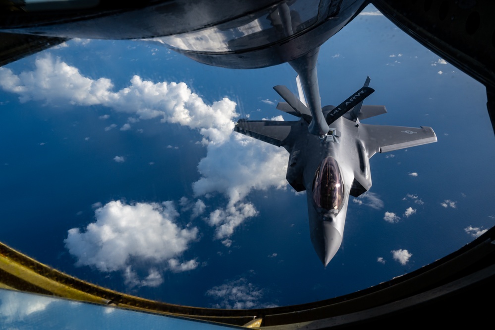 384th ARS refuels F-35s