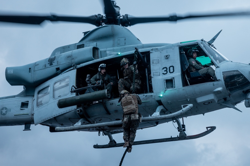 26th's MEU(SOC) MSPF Conduct Fast Rope Insertion