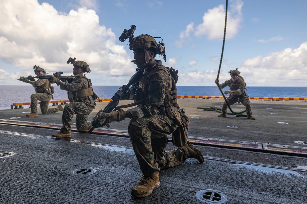 26th MEU(SOC) MSPF Conducts Fast-roping