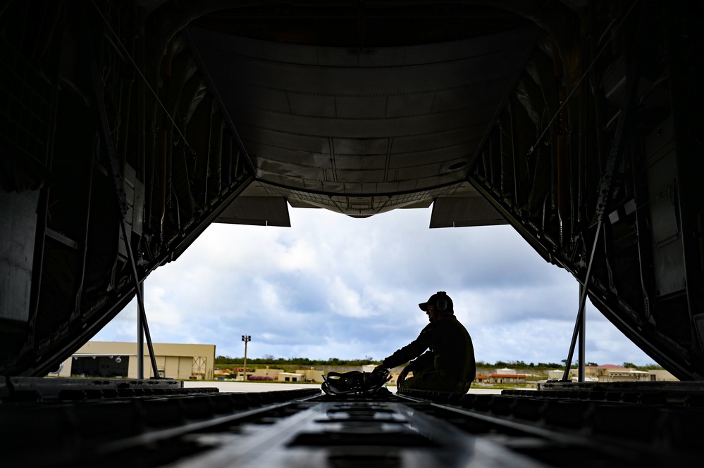 U.S. Army and RCAF C130J Hercules preparation