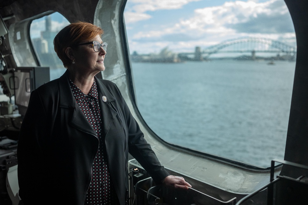Australian Senator the Honourable Marise Payne visits USS Canberra (LCS 30)