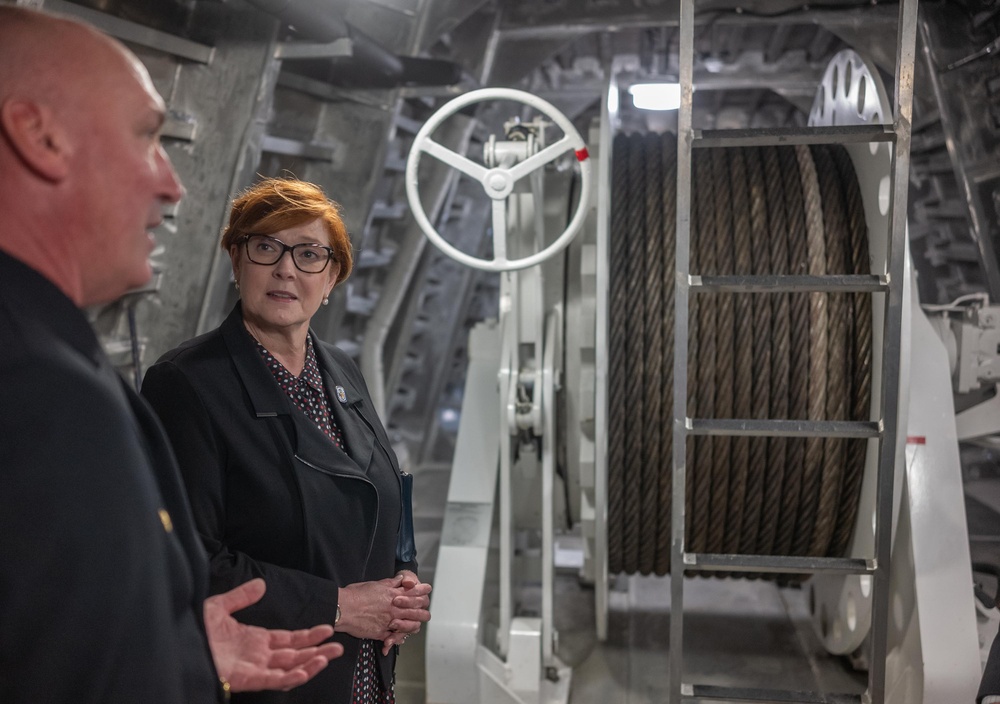 Senator the Honourable Marise Payne visits USS Canberra (LCS 30)