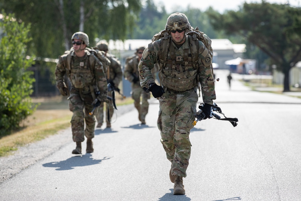 U.S. Army Soldier pushes to finish Ruck March