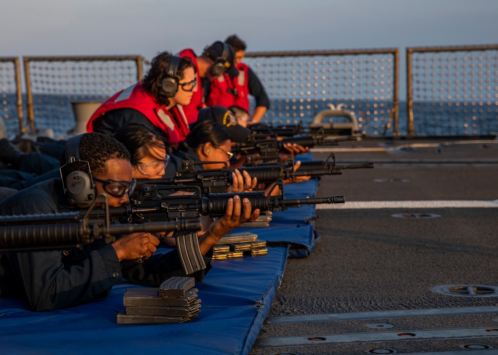 USS Rafael Peralta (DDG 115) conducts a marksmanship qualification course on the flight deck