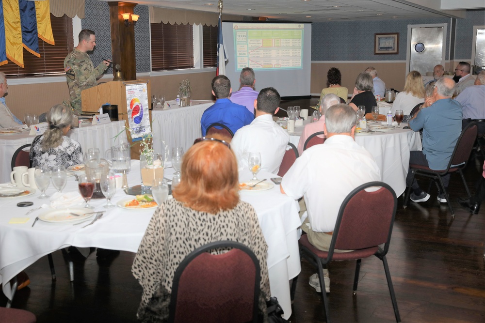 LTC O'Sullivan speaks to community group