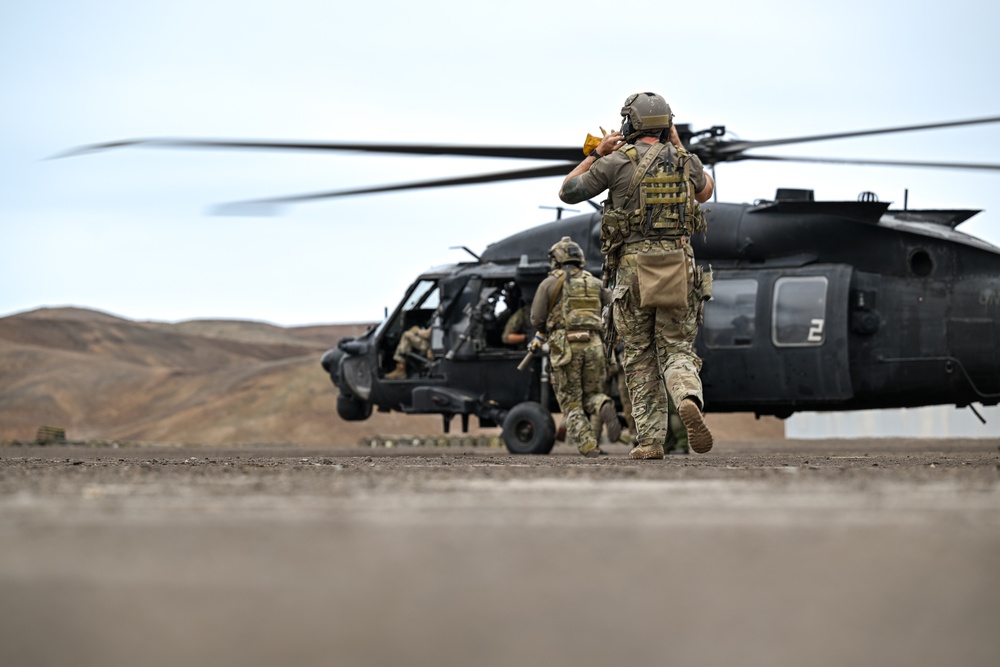 7th Special Forces Group (Airborne) Conducts Fast-Rope Training