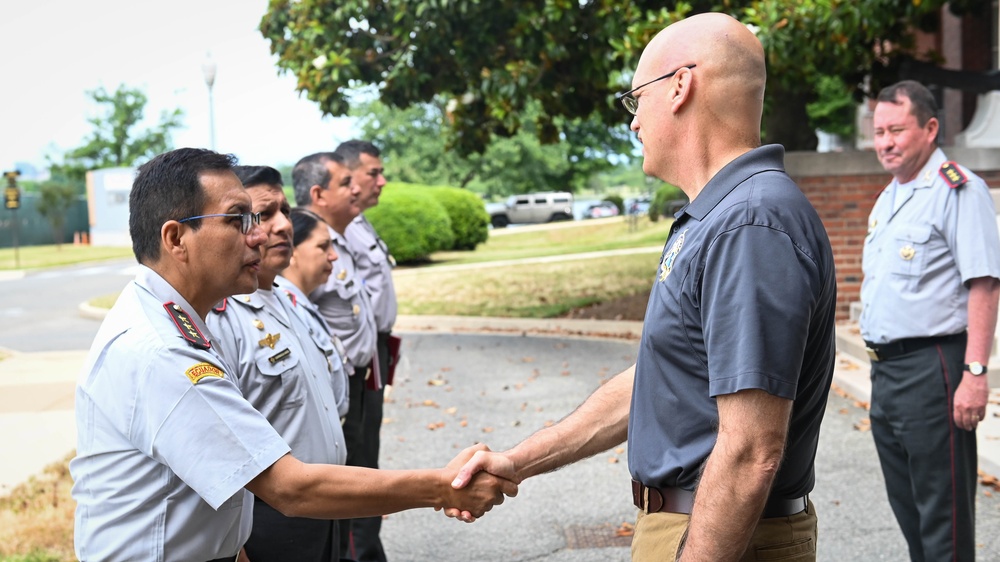 Equador War College Students Visit the IADC
