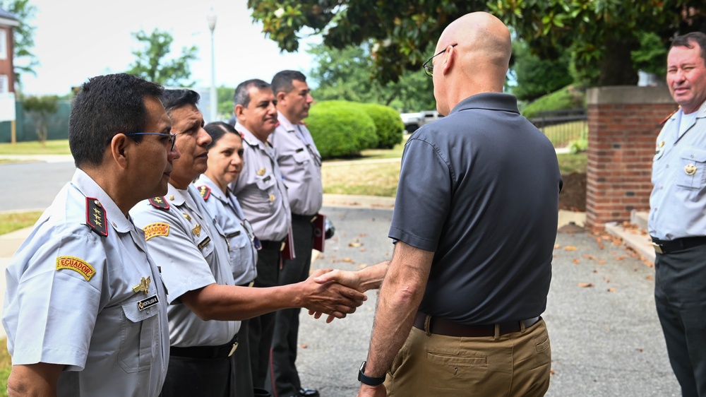 Equador War College Students Visit the IADC