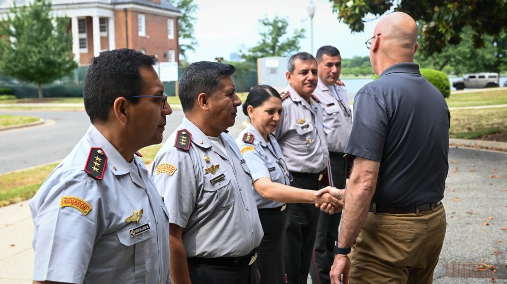 Equador War College Students Visit the IADC