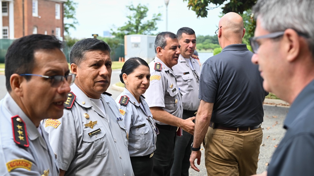 Equador War College Students Visit the IADC