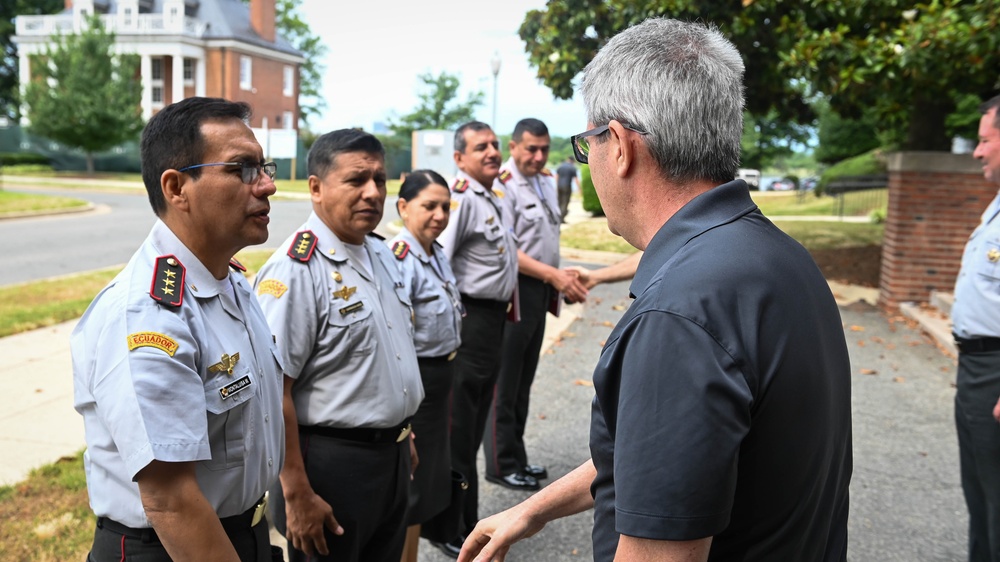 Equador War College Students Visit the IADC