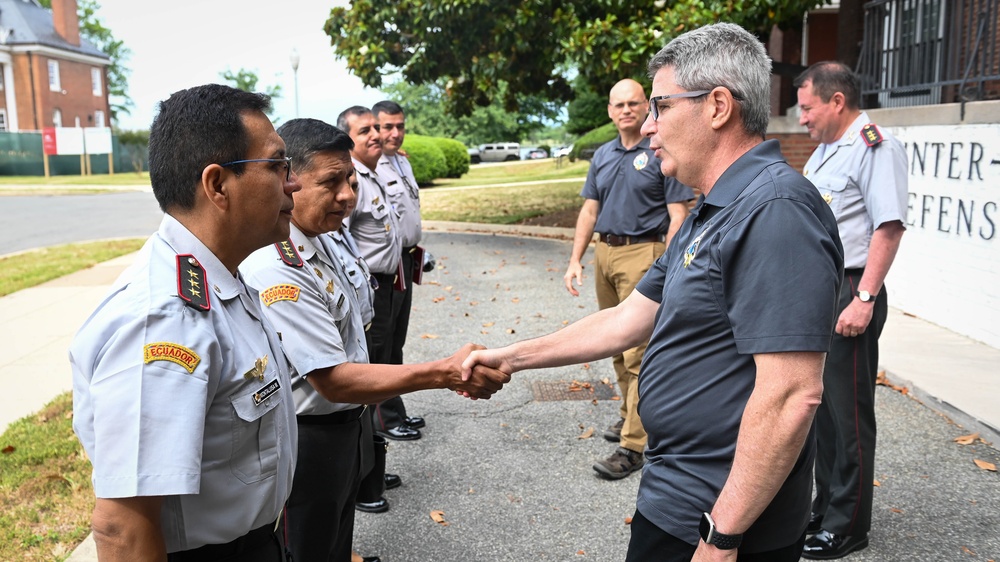 Equador War College Students Visit the IADC