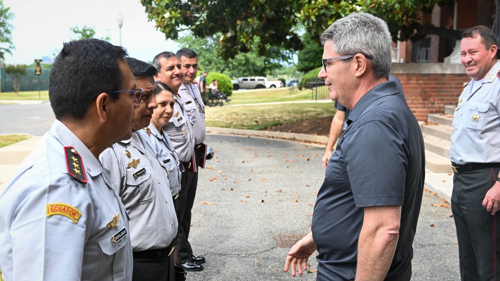 Equador War College Students Visit the IADC