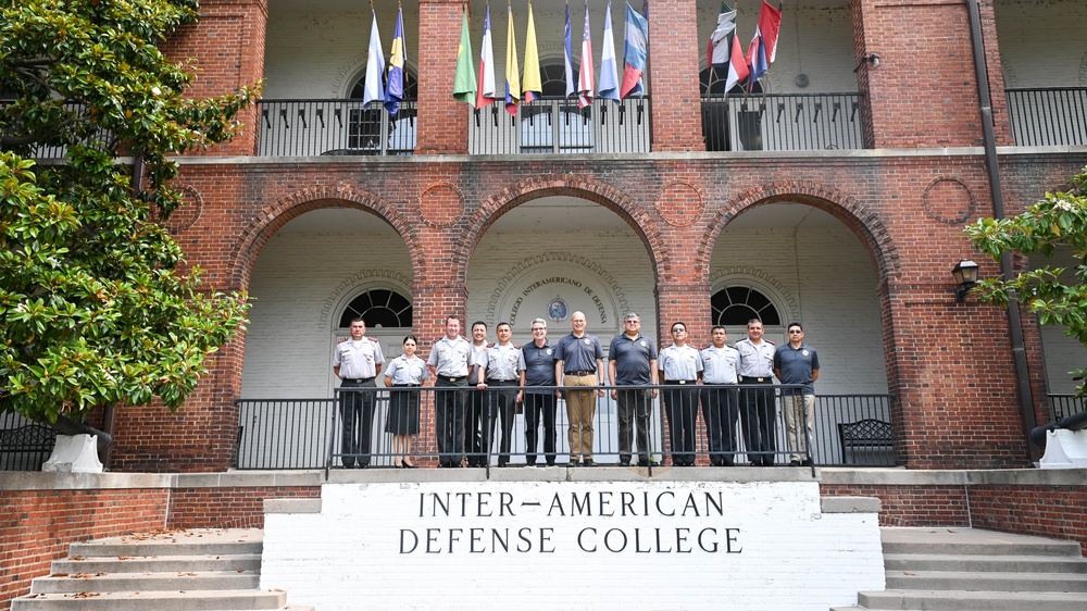 Equador War College Students Visit the IADC