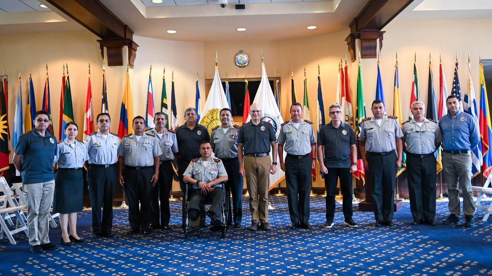 Equador War College Students Visit the IADC