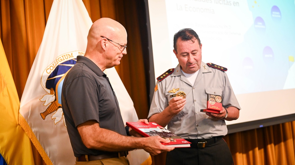 Equador War College Students Visit the IADC