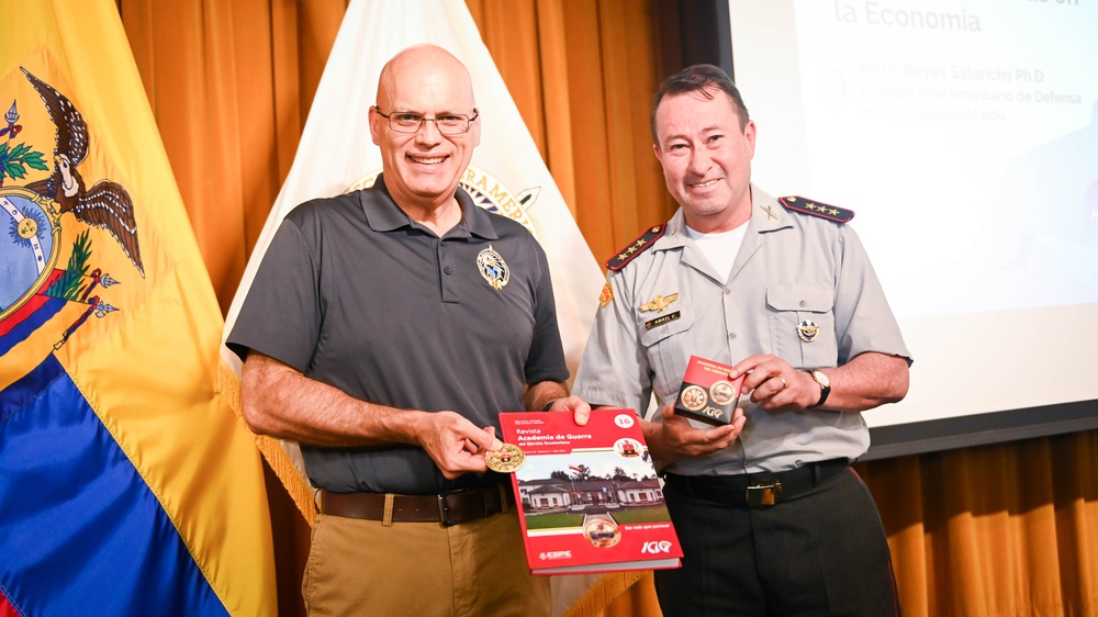 Equador War College Students Visit the IADC