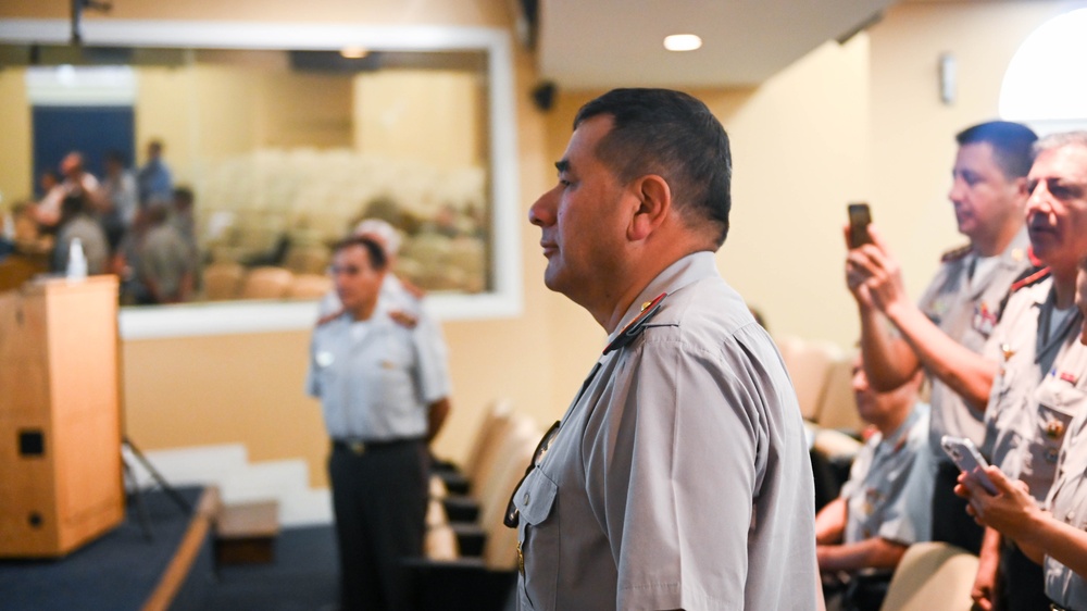Equador War College Students Visit the IADC