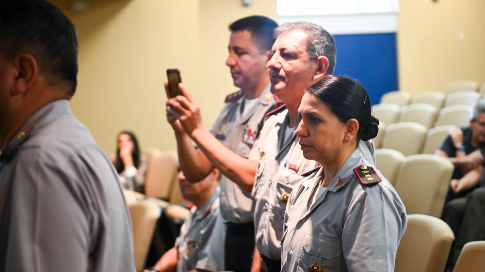 Equador War College Students Visit the IADC