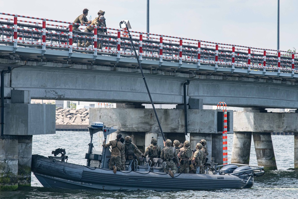 Navy SEAL and Polish Special Forces training