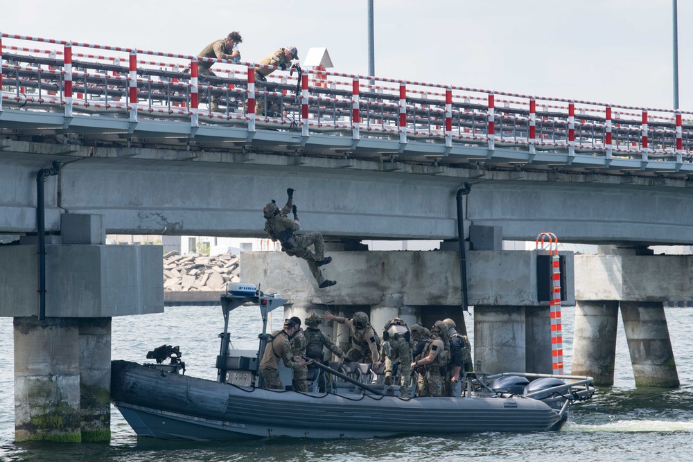 Navy SEAL and Polish Special Forces training