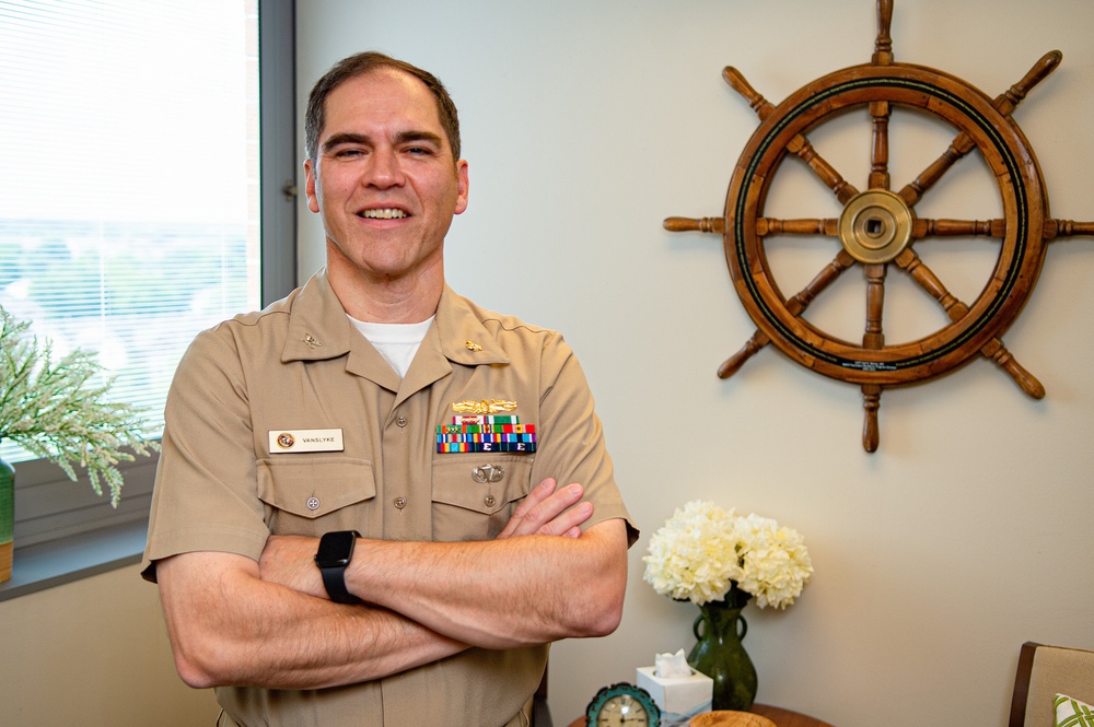 Senior psychiatrist wins Sears Award for achievements in Navy Medicine