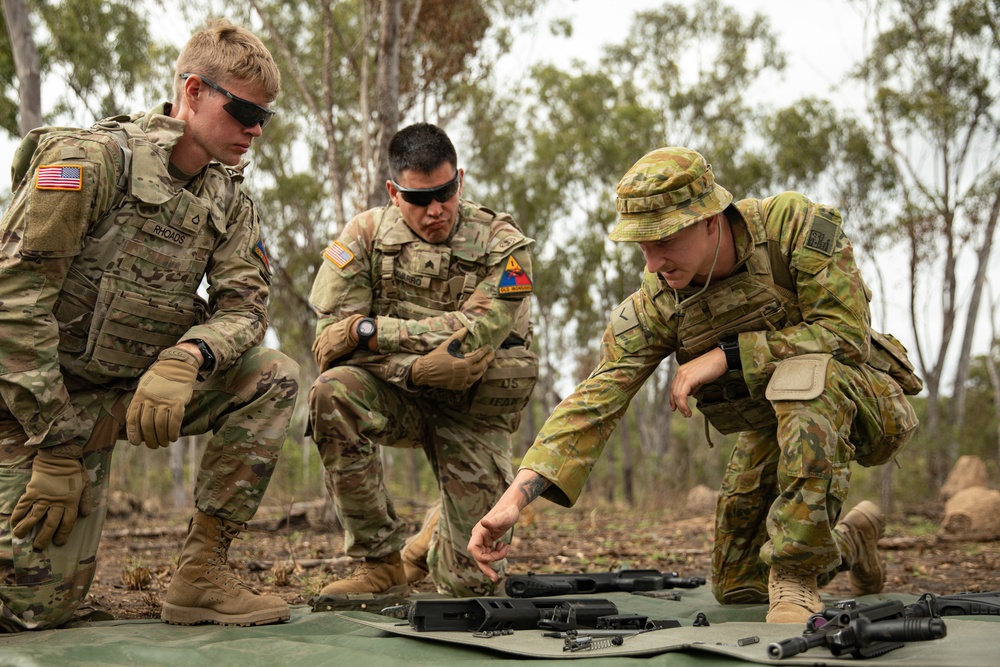 1st Armored Division trains with Australian Army