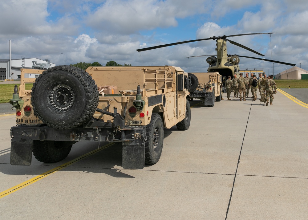 4th Infantry Division Soldiers strengthen tactical skills through CH-47 Chinook cold load training in Latvia