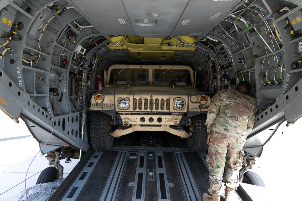 4th Infantry Division Soldiers strengthen tactical skills through CH-47 Chinook cold load training in Latvia