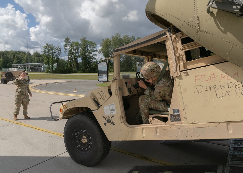4th Infantry Division Soldiers strengthen tactical skills through CH-47 Chinook cold load training in Latvia