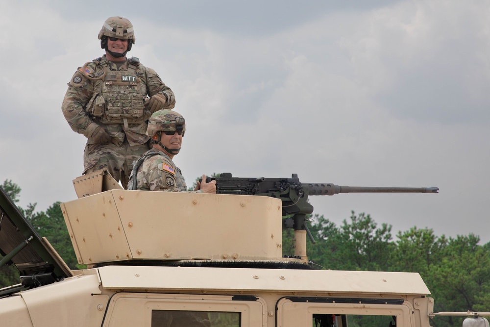 U.S. Army Reserve Soldiers train on machine guns