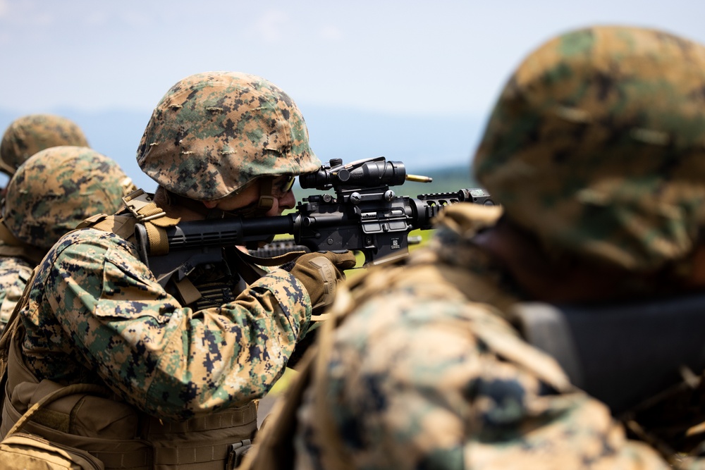 MWSS-171 Marines Conduct M16 and M4 Service Rifle Live-Fire Range