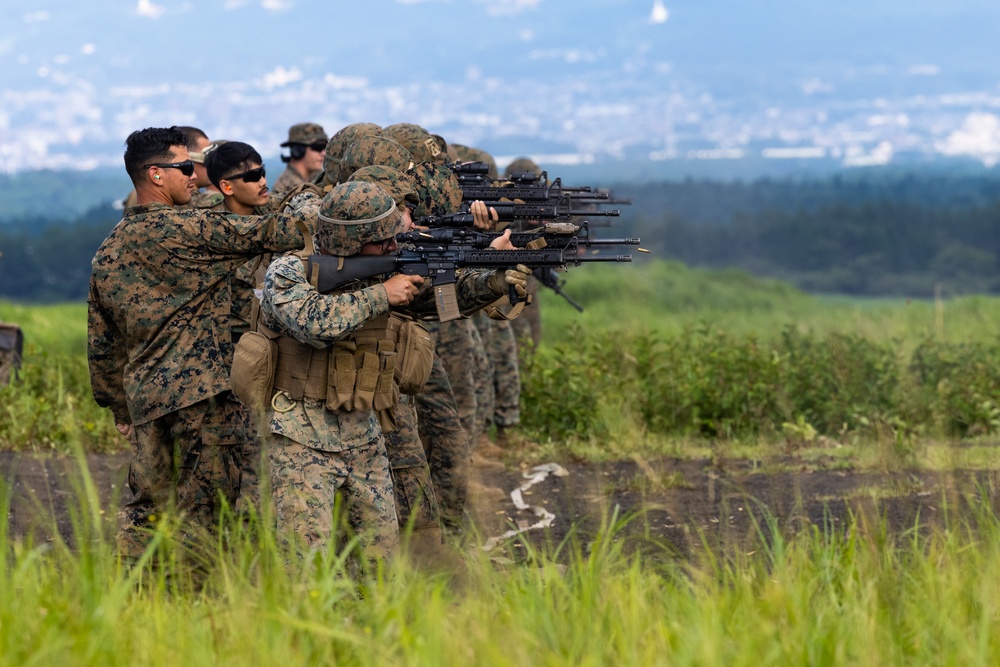 MWSS-171 Marines Conduct M16 and M4 Service Rifle Live-Fire Range