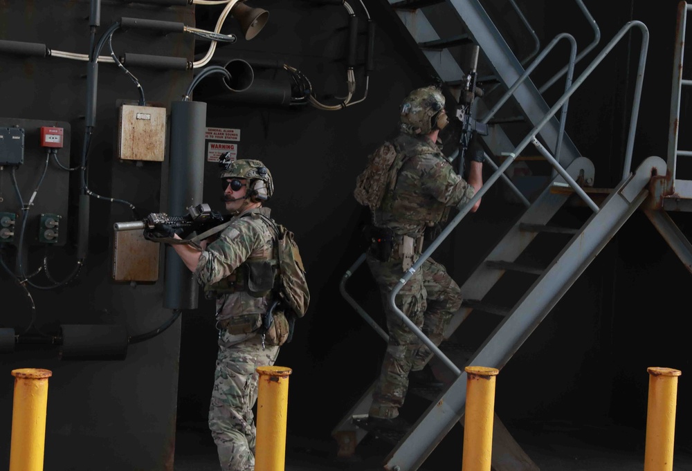 U.S. forces rehearse vessel boarding tactics with USS Lewis B. Puller