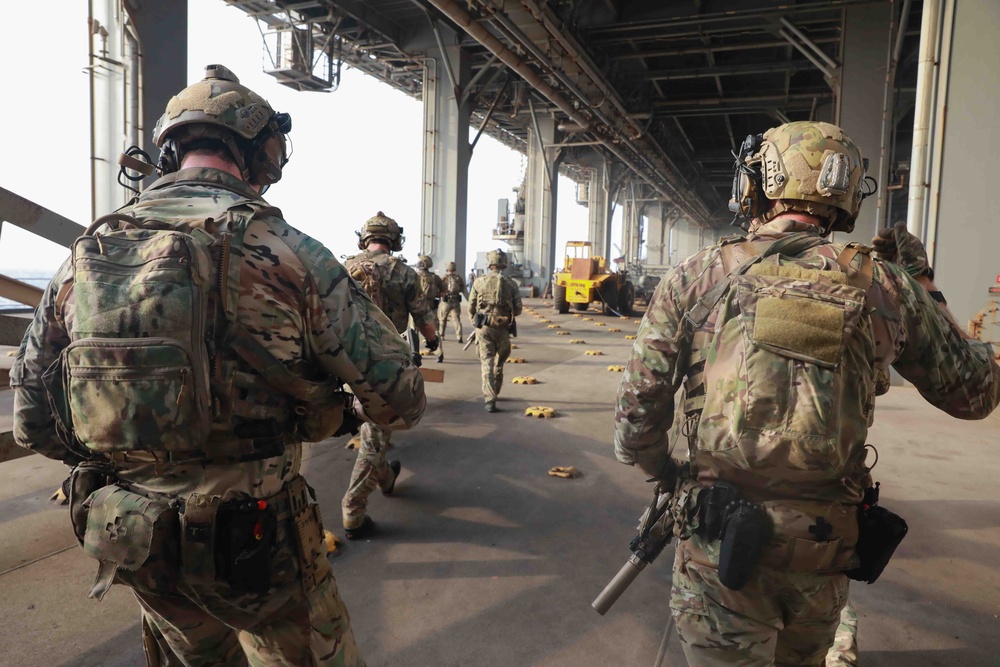 U.S. forces rehearse vessel boarding tactics with USS Lewis B. Puller