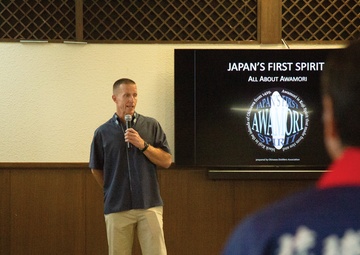 Marine leaders enjoy Awamori, Okinawan culture and spirit / 海兵隊のリーダー、泡盛－沖縄の文化、そして心－を楽しむ