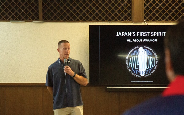 Marine leaders enjoy Awamori, Okinawan culture and spirit / 海兵隊のリーダー、泡盛－沖縄の文化、そして心－を楽しむ