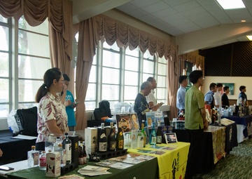 Marine leaders enjoy Awamori, Okinawan culture and spirit / 海兵隊のリーダー、泡盛－沖縄の文化、そして心－を楽しむ