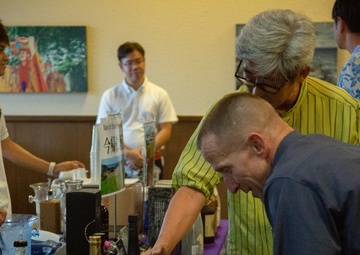 Marine leaders enjoy Awamori, Okinawan culture and spirit / 海兵隊のリーダー、泡盛－沖縄の文化、そして心－を楽しむ