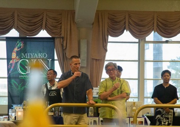 Marine leaders enjoy Awamori, Okinawan culture and spirit / 海兵隊のリーダー、泡盛－沖縄の文化、そして心－を楽しむ