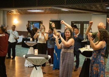 Marine leaders enjoy Awamori, Okinawan culture and spirit / 海兵隊のリーダー、泡盛－沖縄の文化、そして心－を楽しむ