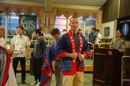 Marine leaders enjoy Awamori, Okinawan culture and spirit / 海兵隊のリーダー、泡盛－沖縄の文化、そして心－を楽しむ