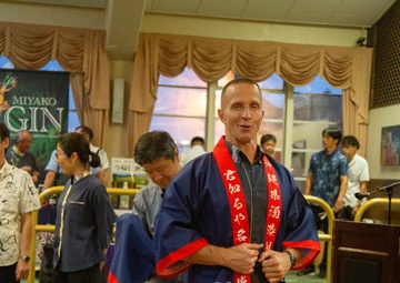 Marine leaders enjoy Awamori, Okinawan culture and spirit / 海兵隊のリーダー、泡盛－沖縄の文化、そして心－を楽しむ