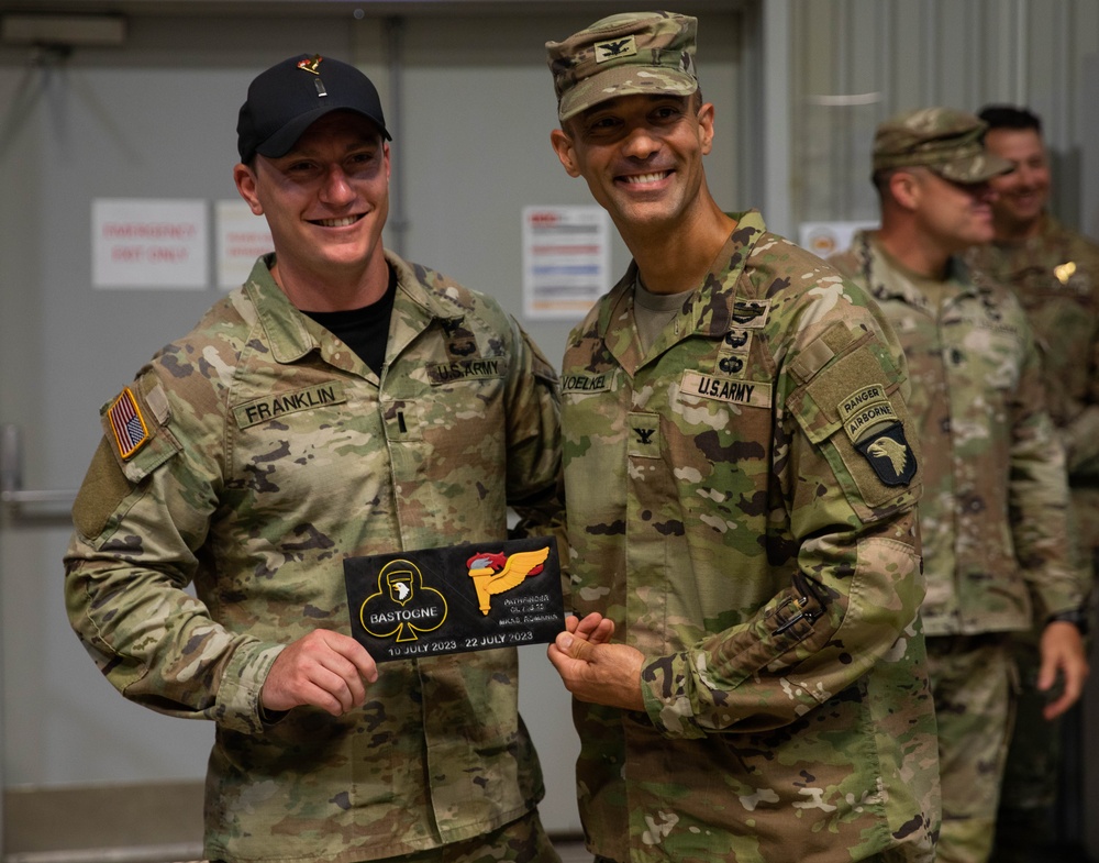 Col. Voelkel awards Lt Franklin after the Pathfinder Course graduation