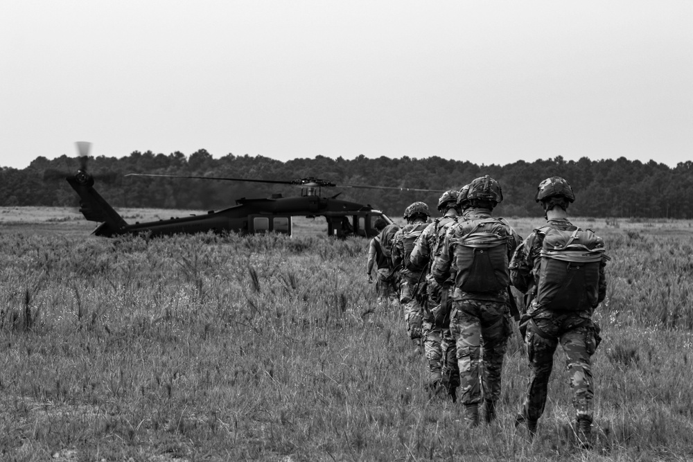 3BCT, 82nd ABN DIV Conduct UH-60 Jump