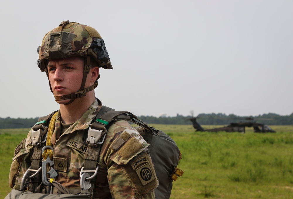 3BCT, 82nd ABN DIV Conduct UH-60 Jump