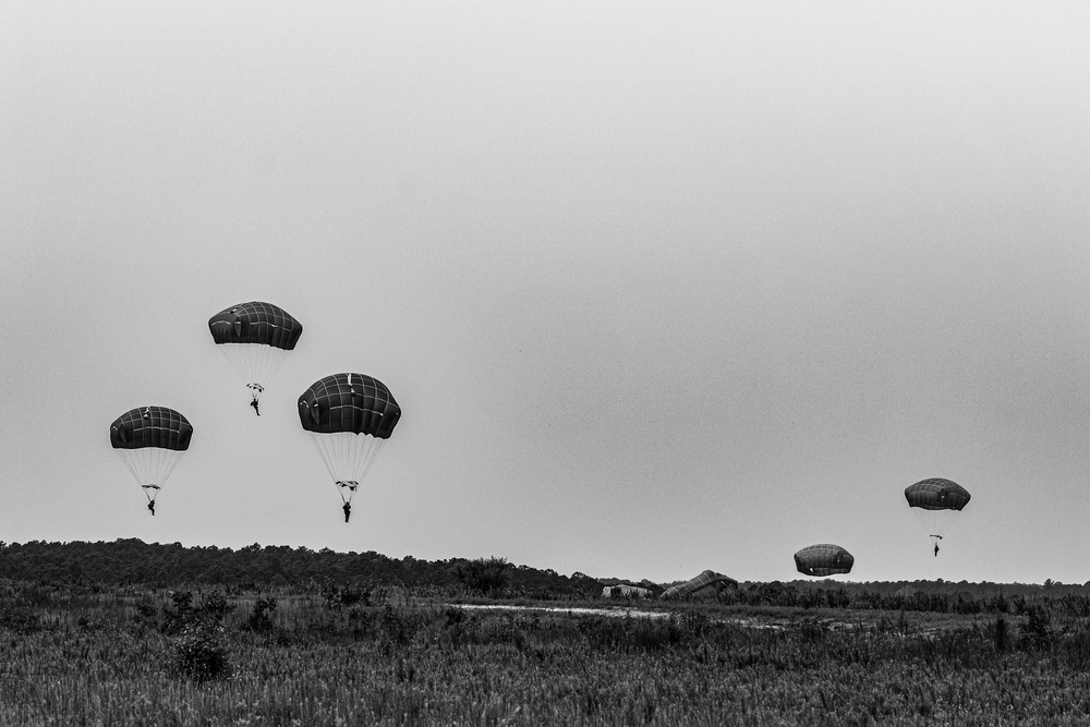 3BCT, 82nd ABN DIV Conduct UH-60 Jump