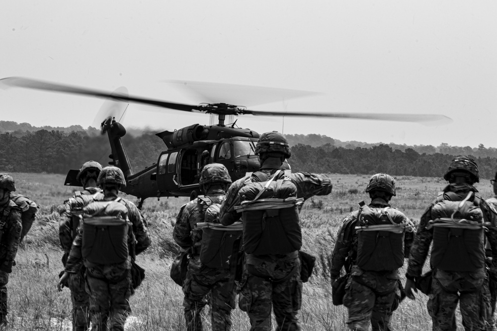 3BCT, 82nd ABN DIV Conduct UH-60 Jump