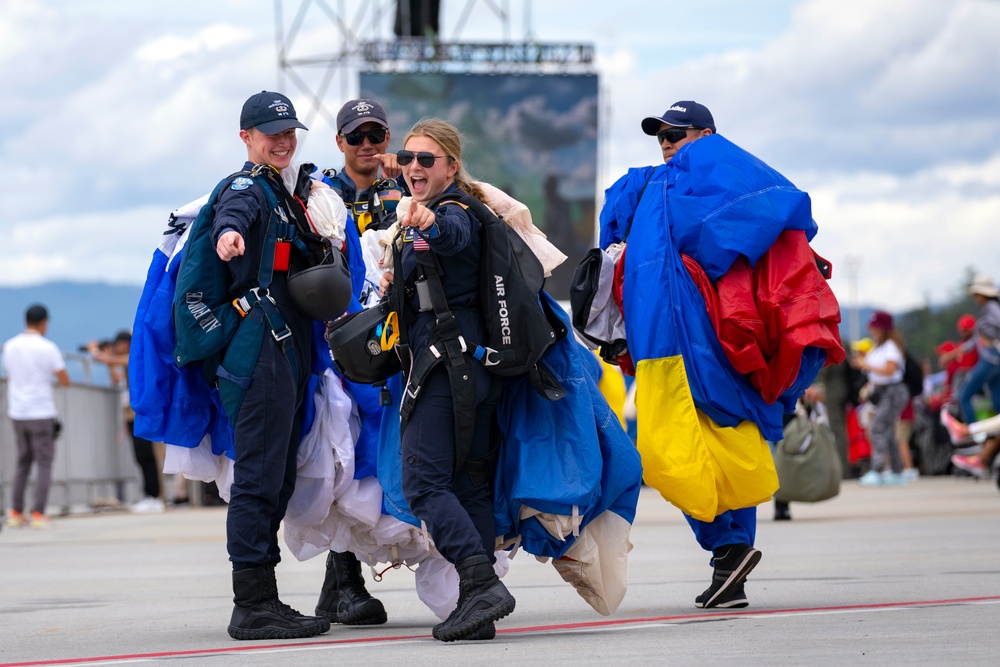 USAFA Wings of Blue participates in F-AIR Colombia 2023