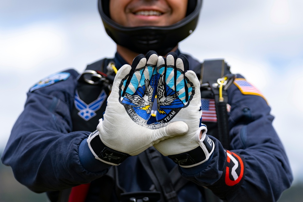 USAFA Wings of Blue participates in F-AIR Colombia 2023